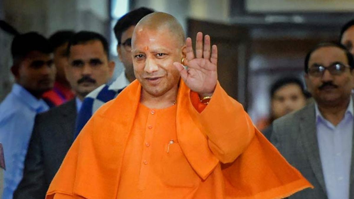 वाराणसी | प्रधानमंत्री नरेन्द्र मोदी ने शनिवार को काशी तमिल संगमम का विधिवत उद्घाटन किया। इस दौरान उन्होंने तमिल भाषा में रचित ग्रंथ तिरुक्कुरल का कई अन्य भारतीय भाषाओं में अनुवादित पुस्तकों का विमोचन और तमिलनाडु से काशी आये छात्र-छात्राओं से संवाद किया। पीएम मोदी ने तमिलनाडु के विभिन्न धर्मस्थलों व मठों के आधिनम (धर्मगुरुओं) को सम्मानित किया। उनके साथ राज्यपाल आनंदीबेन पटेल व सीएम योगी आदित्यनाथ और केंद्रीय शिक्षा मंत्री धर्मेन्द्र प्रधान भी मौजूद रहे।  गंगा यमुना जैसी अनंत संभावनाओं और सामर्थ्य को समेटे हुए है काशी तमिल संगमम कार्यक्रम के दौरान अपने संबोधन में प्रधानमंत्री ने हर हर महादेव, वणक्कम काशी, वणक्कम तमिलनाडु कहकर सभी अतिथियों का स्वागत किया। उन्होंने कहा कि हमारे देश में संगमों की बड़ी महिमा है। नदियों-धाराओं के संगम से लेकर विचारों और विचाधाराओं, ज्ञान-विज्ञान और समाज व संस्कृतियों के हर संगम को हमने सेलिब्रेट किया है। ये सेलीब्रेशन वास्तव में भारत की विविधताओं और विशेषताओं का सेलीबेशन है। आज हमारे सामने एक ओर पूरे भारत को अपने आप में समेटे हुए हमारी सांस्कृतिक राजधानी काशी है तो दूसरी ओर भारत की प्राचीनता और गौरव का केंद्र हमारा तमिलनाडु और तमिल संस्कृति है। ये संगम भी गंगा यमुना की तरह ही पवित्र है। ये गंगा यमुना जैसी अनंत संभावनाओं और सामर्थ्य को अपने में समेटे हुए है।  संस्कृति और सभ्यता के टाइमलेस सेंटर हैं काशी और तमिलनाडु प्रधानमंत्री ने कहा कि हमारे यहां ऋषियों ने कहा है एको हं बहुस्याम, यानी एक ही चेतना अलग अलग रूपों में प्रकट होती है। काशी और तमिलनाडु की फिलॉसफी को हम इसी रूप में देख सकते हैं। काशी और तमिलनाडु दोनों ही संस्कृति और सभ्यता के टाइमलेस सेंटर हैं। दोनों क्षेत्र संस्कृत और तमिल जैसी विश्व की सबसे प्राचीन भाषाओं के कंद्र हैं। काशी में बाबा विश्वनाथ हैं तो तमिलनाडु में रामेश्वर का आशीर्वाद है। काशी और तमिलनाडु दोनों शिवमय और शक्तिमय है। एक स्वयं में काशी है तो तमिलनाडु में दक्षिण काशी है। काशी और कांची दोनों का सप्तपुरियों में महत्वपूर्ण स्थान है। दोनों संगीत, साहित्य और कला का अद्भुत स्रोत हैं। काशी का तबला है और तमिलनाडु का तन्नुमाई। काशी में बनारसी साड़ी है तो तमिलनाडु का कांजीवरम सिल्क पूरी दुनिया में फेमस है। दोनों भारतीय अध्यात्म के सबसे महान आचार्यों की जन्मभूमि और कर्मभूमि है। काशी भक्त तुलसी की धरती है तो तमिलनाडु संत तिरुवल्लुवर की भक्तिभूमि है। जीवन के हर क्षेत्र में काशी और तमिलनाडु की एक ऊर्जा के दर्शन होते हैं।  तमिल दिलों में काशी के लिए अविनाशी प्रेम ना अतीत में कभी मिटा ना भविष्य में कभी मिटेगा आज भी तमिल विवाह परंपरा में काशी यात्रा का जिक्र होता है। तमिल युवाओं की नयी यात्रा से काशी यात्रा को जोड़ा जाता है। ये तमिल दिलों में काशी के लिए अविनाशी प्रेम ना अतीत में कभी मिटा ना भविष्य में कभी मिटेगा। यही एक भारत श्रेष्ठ भारत की परंपरा है, जिसे हमारे पूर्वजों ने जिया था। आज ये काशी तमिल संगमम फिर से उस गौरव को आगे बढ़ा रहा है।  तमिलनाडु के लोगों ने पीढ़ियों से काशी को संवारा है प्रधानमंत्री ने कहा कि काशी के निर्माण और विकास में तमिलनाडु ने अभूतपूर्व विकास दिया। तमिलनाडु के डॉ. सर्वपल्ली राधाकृष्णन को आज भी काशी याद करती है। ये बीएचयू के पूर्व कुलपति रहे हैं। महान वैदिक विद्वान राजेश्वर शास्त्री जी ने यहां रामघाट पर सांगवेद विद्यायल की स्थापना की। पट्टाभिराम शास्त्री जी हनुमान घाट पर रहे। उन्हें भी काशी में हमेशा याद किया जाता है। आप काशी भ्रमण करेंगे तो देखेंगे कि हरिश्चंद्र घाट पर तमिल शैली का काशी कामकोटी पंचायतन मंदिर बना है। केदारघाट पर 200 साल पुराना कुमारस्वामी मठ और मार्कण्डेय आश्रम है। हनुमानघाट और केदारघाट में बड़ी संख्या में तमिलनाडु के लोग रहते हैं, जिन्होंने पीढ़ियों से काशी में अपना योगदान दिया है।  भारत ने स्वाभाविक सांस्कृतिक एकता को जिया है उन्होंने कहा कि तमिलनाडु की एक और महान विभूति महान कवि सुब्रमण्यम भारती लंबे समय तक काशी में रहे। यहीं मिशन कॉलेज और जयनारायण कॉलेज में उन्होंने पढ़ाई की। अपनी पॉपुलर मूछें भी उन्होंने यहीं रखी थी। महापुरुषों ने काशी और तमिलनाडु को एक सूत्र में बांधकर रखा है। काशी तमिल संगमम का ये आयोजन तब हो रहा है जब भारत ने अपनी आजादी के अमृत काल में प्रवेश किया है। भारत वो राष्ट्र है जिसने हजारों वर्ष से एक दूसरे के मनोभाव को जानकर, सम्मान करते हुए स्वाभाविक सांस्कृतिक एकता को जिया है। हमारे देश में सुबह उठकर 12 ज्योर्तिलिंगों को याद करने की परंपरा है। हम स्नान करते समय भी गंगा यमुना से लेकर गोदावरी और कावेरी तक की नदियों में स्नान करने की भावना प्रकट करते हैं।  काशी तमिल संगमम राष्ट्रीय एकता को मजबूत करने के लिए ऊर्जा देगा प्रधानमंत्री ने कहा कि हमें आजादी के बाद हजारों वर्षों की परंपरा और विरासत को मजबूत करना चाहिए था, लेकिन दुर्भाग्य से इसके लिए बहुत प्रयास नहीं किये गये। काशी तमिल संगमम आज इस संकल्प के लिए एक प्लेटफार्म बनेगा। हमें राष्ट्रीय एकता को मजबूत करने के लिए ऊर्जा देगा। विष्णुपुराण का एक श्लोक हमें बताता है कि भारत का स्वरूप क्या है। भारत वो है जो हिमलाय से लेकर हिन्द महासागर तक सभी विविधताओं को समेटे हुए है और उसकी हर संतान भारतीय है। तमिल संगम साहित्य में गंगा का बखान किया गया है। तिरुक्कुरल में काशी की महिमा गाई गयी है। ये भौतिक दूरियां और ये भाषा भेद को तोड़ने वाला अपनत्व ही था जो स्वामी कुमरगुरुपर तमिलनाडु से काशी आए और इसे अपनी कर्मभूमि बनाया। स्वामी कुमरगुरुपर ने यहां केदारघाट पर केदारेश्वर मंदिर का निर्माण कराया। बाद में उनके शिष्यों ने तंजावुर जिले में काशी विश्वनाथ मंदिर का निर्माण कराया।  दक्षिण के विद्वानों के भारतीय दर्शन को समझे बिना हम भारत को नहीं जान सकते तमिलनाडु में जन्मे रामानुजाचार्य ने काशी से कश्मीर तक की यात्रा की थी। आज भी उनके ज्ञान को आधार माना जाता है। मेरे शिक्षक ने मुझसे कहा था कि तुमने रामायण महाभारत पढ़ी होगी, लेकिन अगर इसे गहराई से समझना है तो राजाजी ने जो महाभारत लिखी है उसे जरूर पढ़ना। रामानुजाचार्या, शंकराचार्य, राजाजी और सर्वपल्ली राधाकृष्णन तक दक्षिण के विद्वानों के भारतीय दर्शन को समझे बिना हम भारत को नहीं जान सकते।  तमिल विरासत को बचाना 130 करोड़ देशवासियों की जिम्मेदारी प्रधानमंत्री ने कहा कि भारत ने अपनी विरासत पर गर्व का पंच प्राण सामने रखा है। दुनिया में किसी भी देश के पास कोई प्राचीन विरासत होती है तो वो उसपर गर्व करता है। उसे गर्व से दुनिया के सामने प्रस्तुत करता है। मिस्र के पिरामिड से लेकर इटली के कॉलेजियम जैसे कितने ही उदाहरण हमारे सामने हैं। हमारे पास भी दुनिया की सबसे प्राचीन भाषा तमिल है। आज तक ये भाषा उतनी ही पॉपुलर और लाइव है। दुनिया की सबसे प्राचीन भाषा भारत में है ये बात जब दुनियावालों को पता चलती है तो उन्हें आश्चर्य होता है, मगर हम उसके गौरवगान में पीछे रहते हैं। ये हम 130 करोड़ देशवासियों की जिम्मेदारी है कि हमें तमिल की इस विरासत को बचाना है। उसे समृद्ध करना है। तमिल को भुलाएंगे तो देश का नुकसान होगा। तमिल को बंधनों में बांध कर रखेंगे तो भी देश का नुकसान होगा। हमें भाषा भेद को दूर करें भावनात्मक एकता कायम करना है।  मेरी काशी आपके सत्कार में कोई कमी नहीं छोड़ेगी प्रधानमंत्री ने कहा कि काशी तमिल संगमम शब्दों से ज्यादा अनुभव का विषय है। तमिलनाडु से आये हुए सभी अतिथियों की काशी यात्रा उनकी मेमोरी से जुड़ने वाली है। ये आपके जीवन की पूंजी बन जाएगी। मेरी काशी आपके सत्कार में कोई कमी नहीं छोड़ेगी। मैं चाहता हूं कि तमिलनाडु और दक्षिण के दूसरे राज्यों में भी ऐसे आयोजन हों और देश के दूसरे राज्य के लोग वहां जाएं। ये बीज राष्ट्रीय एकता का वटवृक्ष बने। राष्ट्रहित ही हमारा हित है।