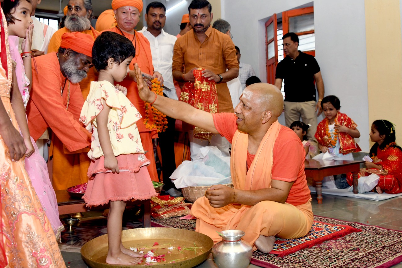 मुख्यमंत्री ने किया नौ दुर्गा स्वरूपा नौ कुंवारी कन्याओं का विधि विधान से पूजन
