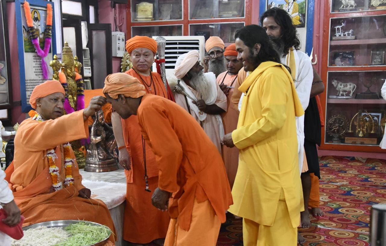 श्रद्धालुओं ने लगाया गोरक्षपीठाधीश्वर को तिलक, लिया आशीर्वाद