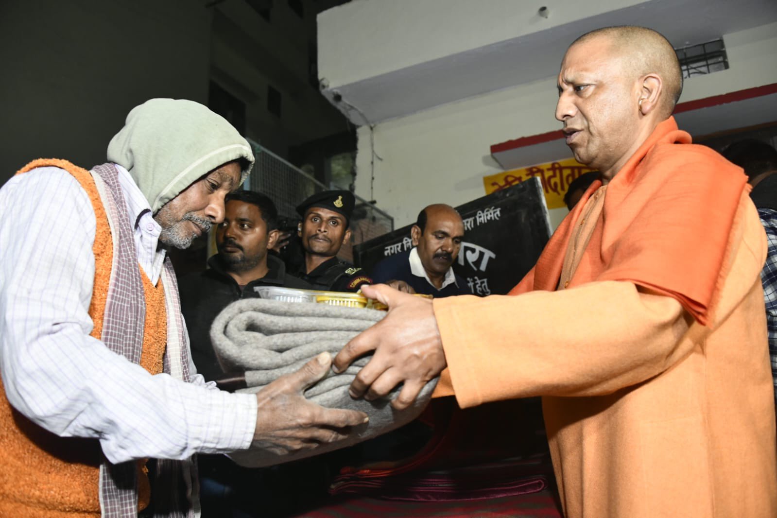 सीएम योगी ने किया महानगर में तीन रैन बसेरों का निरीक्षण, ठहरे जरुरतमंदों में वितरित किया भोजन