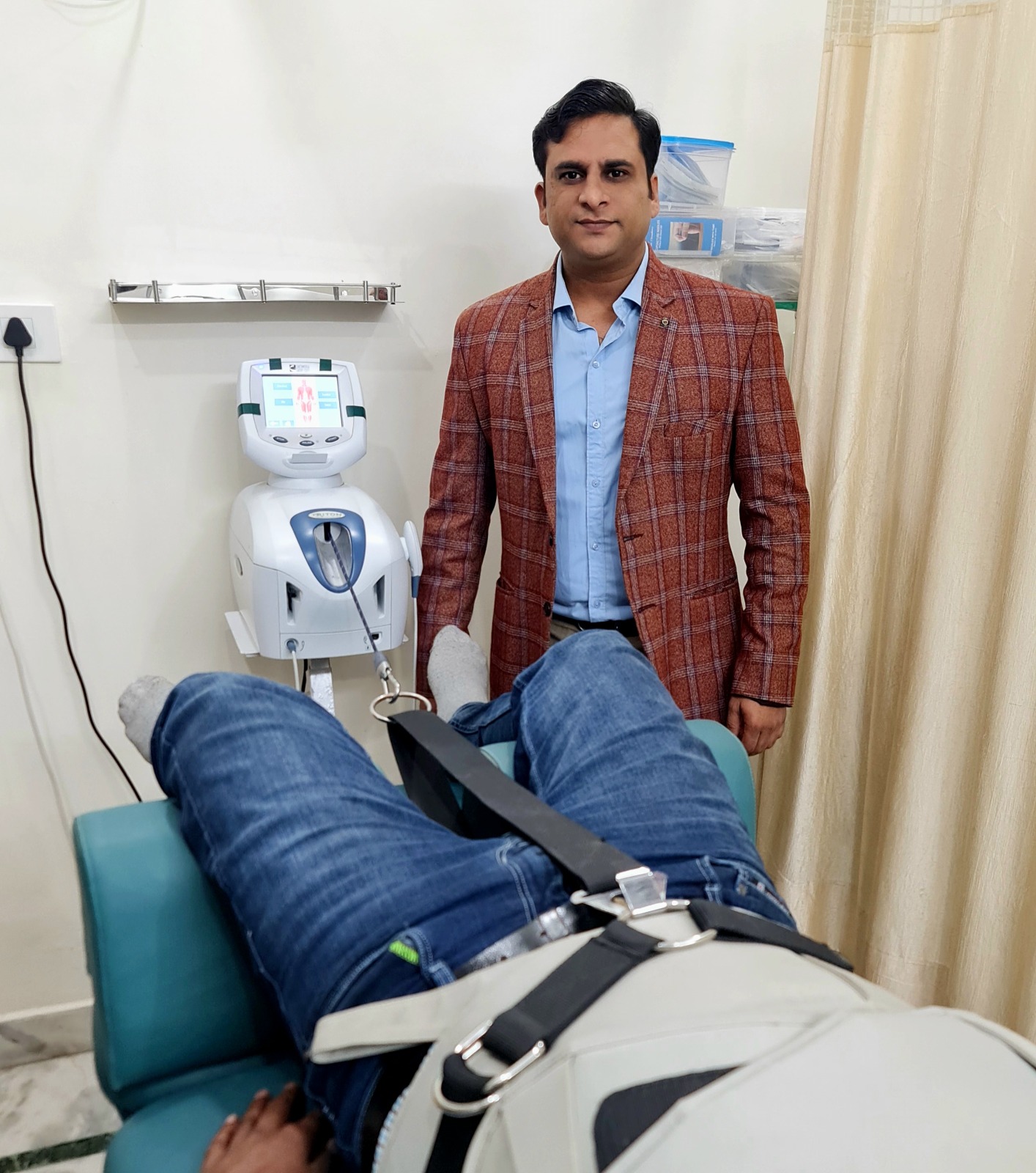 स्लिपडिस्क से ग्रसित इण्डियन आर्मी के मरीज का आधुनिक डीकम्प्रेशन मशीन द्वारा डाॅ अमित मिश्रा ने किया सफलता पूर्वक इलाज