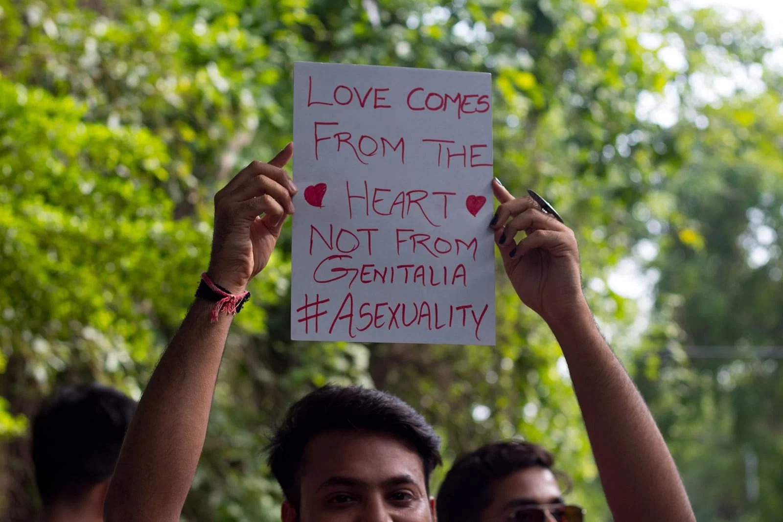 Pride Month special : दिल्ली यूनिवर्सिटी में हुई Pride Parade, रेनबो छाते एवं पोस्टर्स के साथ दिखे कई छात्र, देखिए तस्वीरें