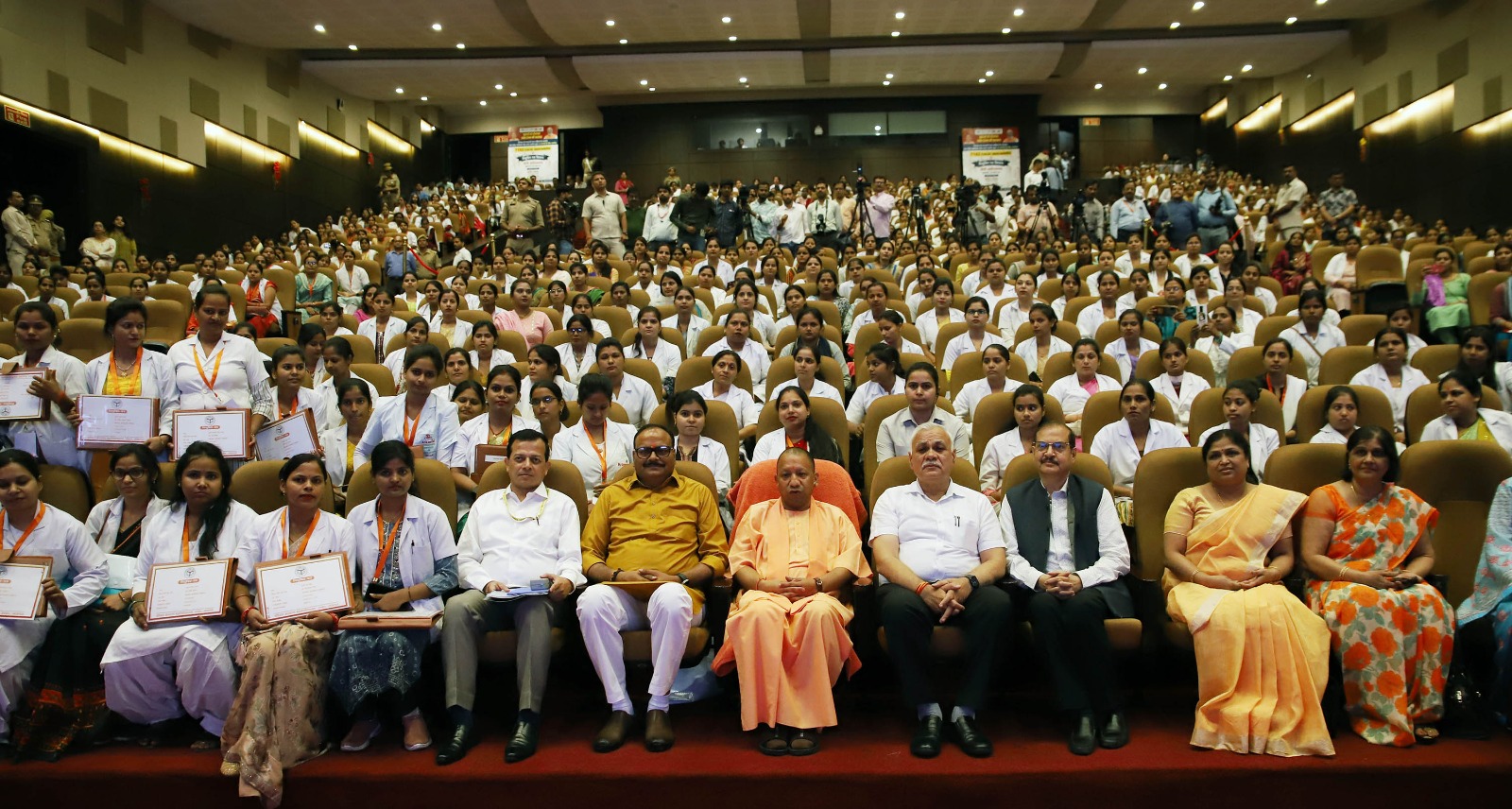 मुख्यमंत्री योगी आदित्यनाथ ने उत्तर प्रदेश अधीनस्थ सेवा चयन आयोग द्वारा चयनित 7182 एएनएम स्वास्थ्यकत्रियों को वितरित किया नियुक्ति पत्र