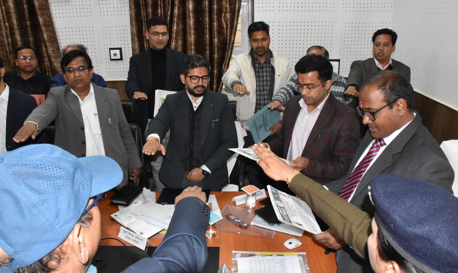 मुख्य निर्वाचन अधिकारी ने चमोली जिले में चुनाव तैयारियों का लिया जायजा