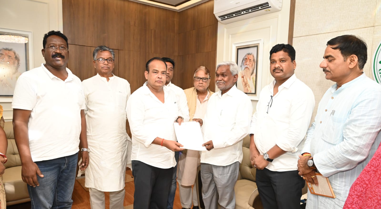 Jharkhand News:मुख्यमंत्री चम्पाई सोरेन से मिले सत्ता पक्ष के विधायक, जनसमस्याओं से कराया अवगत
