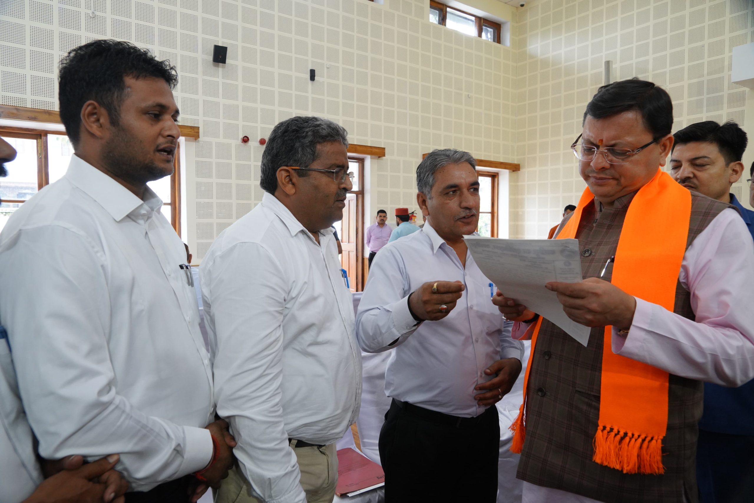 Uttrakhand News:मुख्यमंत्री पुष्कर सिंह धामी ने मुख्यमंत्री आवास स्थित मुख्य सेवक सदन में प्रदेश के विभिन्न क्षेत्रों से आये लोगों की शिकायतों और समस्याओं को सुना