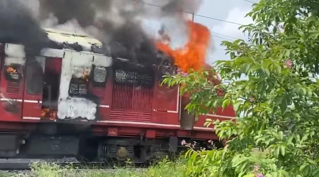 BR:रेलवे स्टेशन पर खड़ी पैसेंजर ट्रेन में लगी भीषण आग