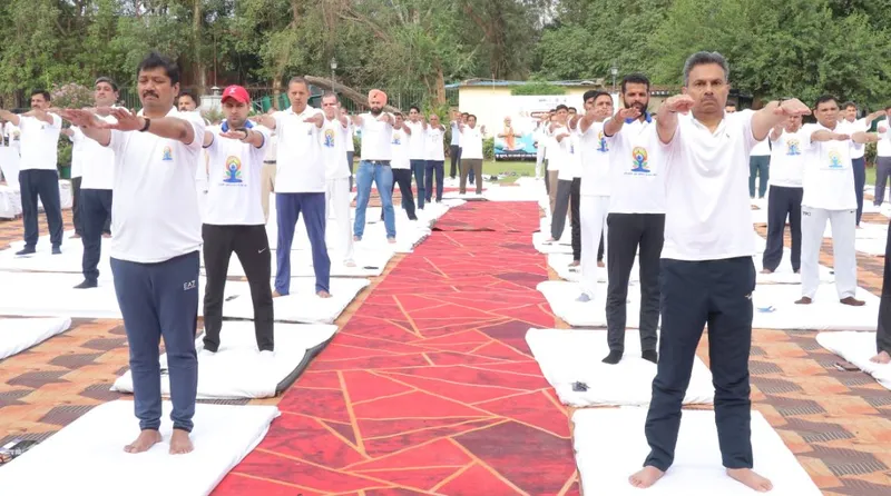 HR:मुख्य सचिव बोले- शरीर, मन और आत्मा के बीच संतुलन बढ़ाता है योग