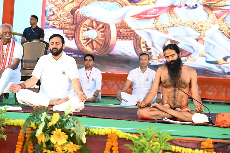 HR:हरियाणा के CM सैनी ने कुरुक्षेत्र में किया योग, सरकारी कार्यालयों में पांच मिनट के ‘योग ब्रेक’ की घोषणा