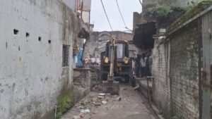 लाइन नंबर-1 में अतिक्रमण पर चला बुलडोजर, 15 से 20 अवैध निर्माण ध्वस्त