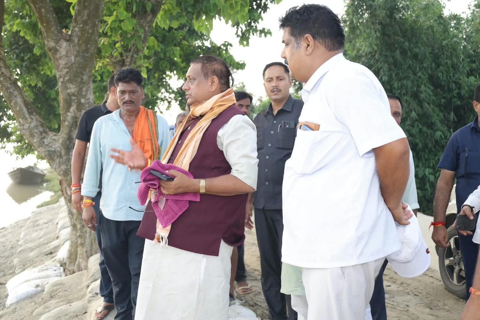 minister-inspected-zamindari-b