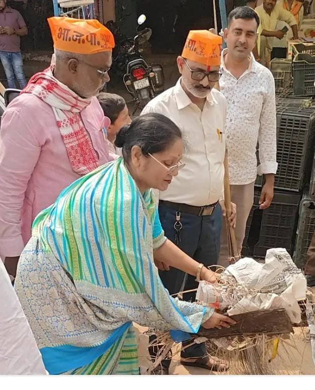 देवरिया में गांधी चौक पर राज्यमंत्री ने लगाई झाड़ू , दिया स्वच्छता का संदेश